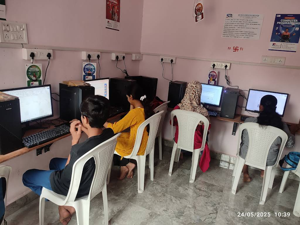 Sr Tech Institute Students on computer
